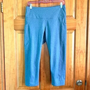 Women’s size medium Old Navy Active high rise capri leggings with side pockets